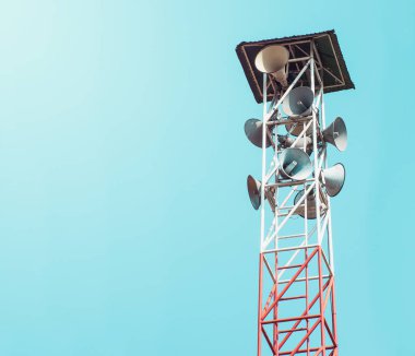 Mavi gökyüzü arka plan, Vintage tarzı ile radyo anteni