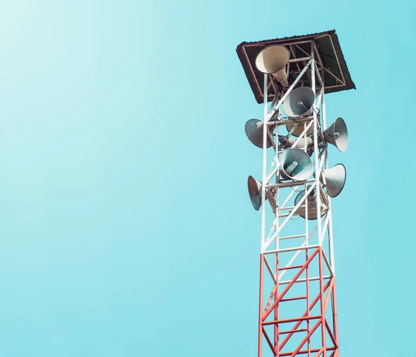 Radioantenne mit blauem Himmelshintergrund, Vintage-Stil — Stockbild Radioantenne mit blauem Himmelshintergrund, Vintage-Stil — Stockfoto