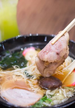 Closeup kızarmış bahar rulo tatlı sos ile.