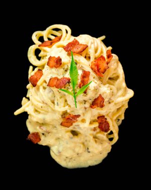 Spagetti Carbonara siyah arka plan üzerine.