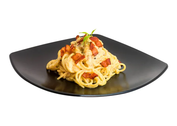 Spaghetti Carbonara Auf Schwarzem Teller Isoliert Auf Weißem Hintergrund — Stockfoto