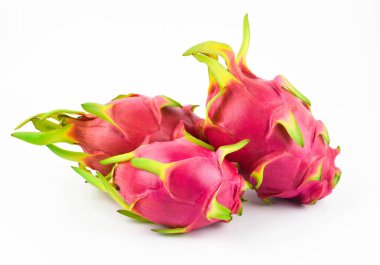 Beyaz arkaplanda bir grup Ejderha meyvesi