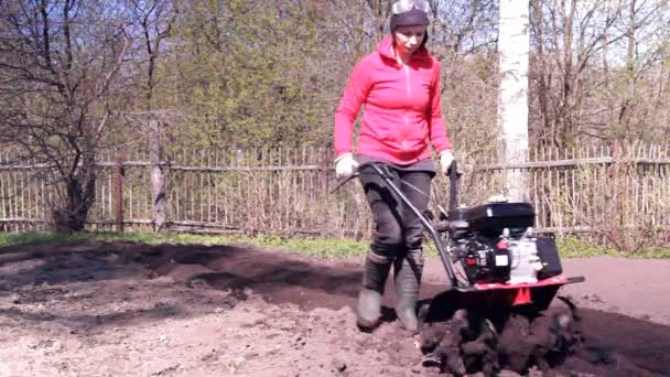 Obdělávání Půdy Moto Kultivátor Pluhy Trhá Zem — Stock video