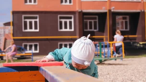 Baby Småbarn Som Leker Med Sand Sandlådan Krattor Händerna Royaltyfri Stockfilm