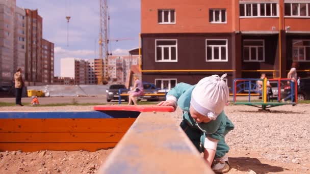 Baby Peuter Spelen Met Zand Zandbak Harken Zijn Handen — Stockvideo