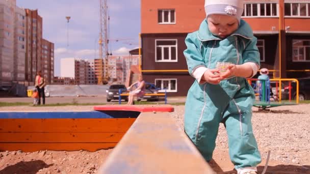 Baby Peuter Spelen Met Zand Zandbak Harken Zijn Handen — Stockvideo