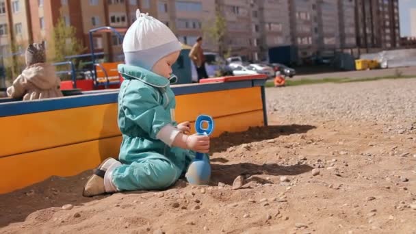 Dziecko Maluch Bawi Się Piasek Piaskownicy Łopatka — Wideo stockowe