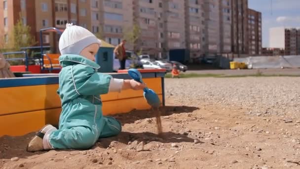 孩子玩沙子在沙坑铲 — 图库视频影像