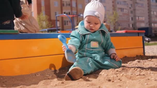 Bebé Niño Jugando Con Arena Cuchara Arena — Vídeos de Stock