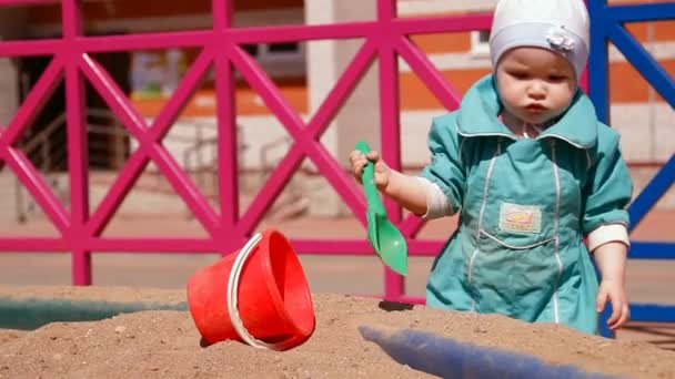 Bebê Criança Brincando Com Areia Colher Areia — Vídeo de Stock
