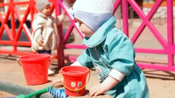 Bebê Criança Brincando Com Areia Colher Areia — Vídeo de Stock