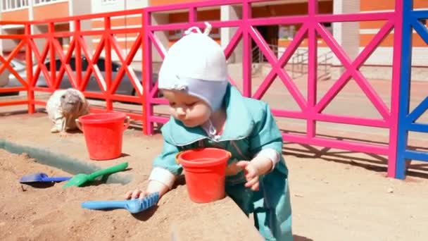 Baby Peuter Spelen Met Zand Zandbak Scoop — Stockvideo