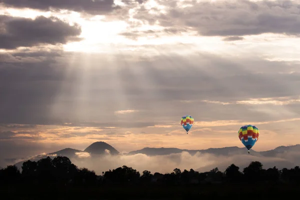 Sabah gökyüzünde süslü balonlar.
