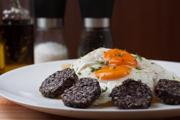 Siyah puding sosis ve patates cipsi