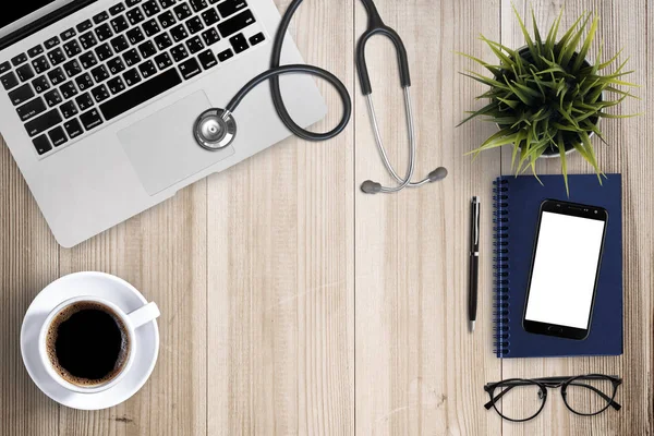 Doktor Danışma tabloyla stetoskop, dizüstü bilgisayar ve gözlük, üstten görünüm