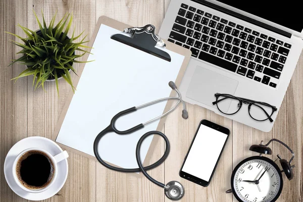 Doktor Danışma tabloyla stetoskop, dizüstü bilgisayar ve gözlük, üstten görünüm