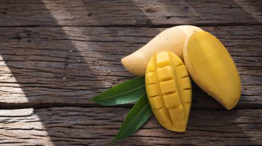 Mango meyve eski ahşap tablo