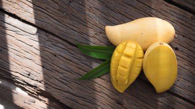 Mango meyve eski ahşap tablo