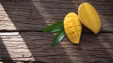 Mango meyve eski ahşap tablo