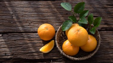 Ahşap masa ayarla turuncu meyve sepeti.