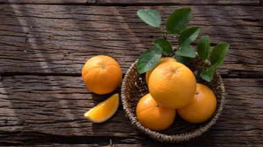 Ahşap masa ayarla turuncu meyve sepeti.