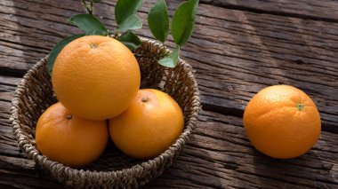 Ahşap masa ayarla turuncu meyve sepeti.