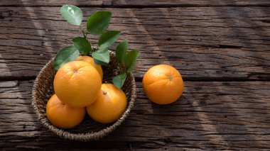 Ahşap masa ayarla turuncu meyve sepeti.