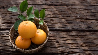 Ahşap masa ayarla turuncu meyve sepeti.