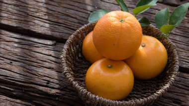 Ahşap masa ayarla turuncu meyve sepeti.