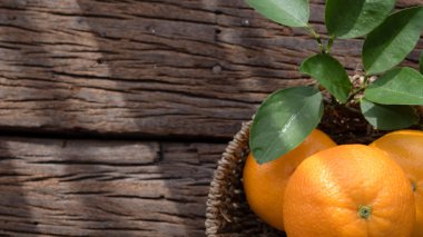 Ahşap masa ayarla turuncu meyve sepeti.