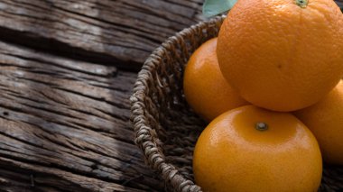 Ahşap masa ayarla turuncu meyve sepeti.