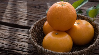 Ahşap masa ayarla turuncu meyve sepeti.