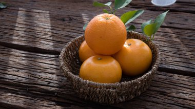 Ahşap masa ayarla turuncu meyve sepeti.