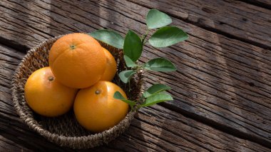 Ahşap masa ayarla turuncu meyve sepeti.