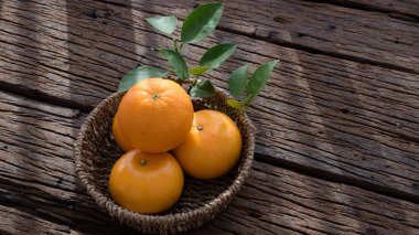 Ahşap masa ayarla turuncu meyve sepeti.