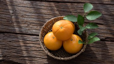Ahşap masa ayarla turuncu meyve sepeti.