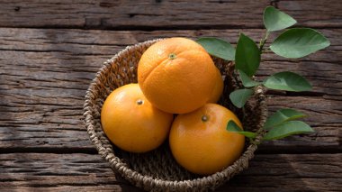 Ahşap masa ayarla turuncu meyve sepeti.