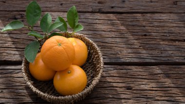 Ahşap masa ayarla turuncu meyve sepeti.