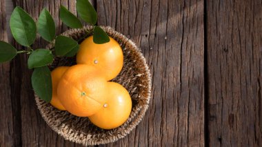 Ahşap masa ayarla turuncu meyve sepeti.