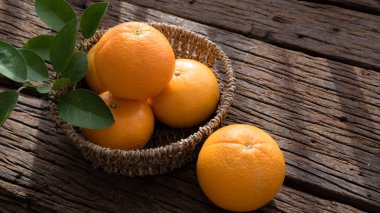 Ahşap masa ayarla turuncu meyve sepeti.