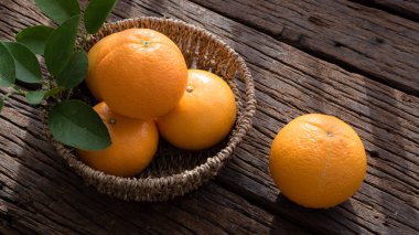 Ahşap masa ayarla turuncu meyve sepeti.