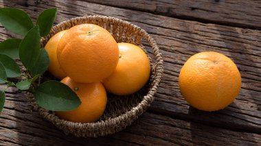 Ahşap masa ayarla turuncu meyve sepeti.