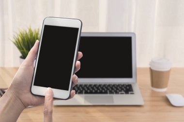 İş yerinde tablo office bilgisayar dizüstü bilgisayar ve akıllı telefon