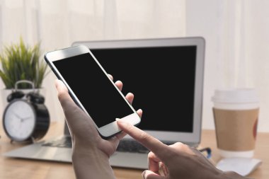 İş yerinde tablo office bilgisayar dizüstü bilgisayar ve akıllı telefon