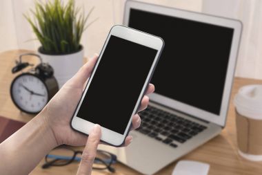 İş yerinde tablo office bilgisayar dizüstü bilgisayar ve akıllı telefon