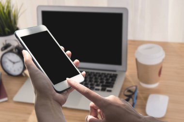 İş yerinde tablo office bilgisayar dizüstü bilgisayar ve akıllı telefon