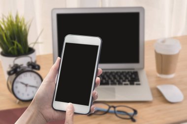 İş yerinde tablo office bilgisayar dizüstü bilgisayar ve akıllı telefon