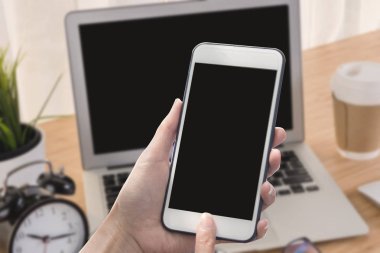 İş yerinde tablo office bilgisayar dizüstü bilgisayar ve akıllı telefon