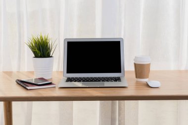 İş yerinde tablo office bilgisayar dizüstü bilgisayar ve akıllı telefon