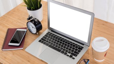 İş yerinde tablo office bilgisayar dizüstü bilgisayar ve akıllı telefon